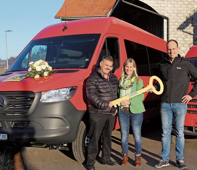 Das Schulbusfahrer-Ehepaar Elmar und Cäcilia Wohlgensinger übernehmen den Schlüssel für den neuen Schulbus vom Mosnanger Schulrat Emmanuel Van Caenegem.