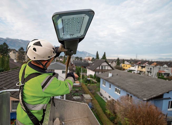 Die Montage der neuen LED-Strassenleuchten erfolgt Quartier um Quartier und Strasse um Strasse. Dank dieser intelligenten Strassenlampen spart die Stadt Strom und Betriebskosten.