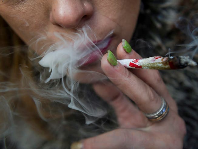 Mit Cannabis wird in der Schweiz weniger Umsatz generiert als mit Kokain. Das zeigt eine Studie zum Kanton Waadt.