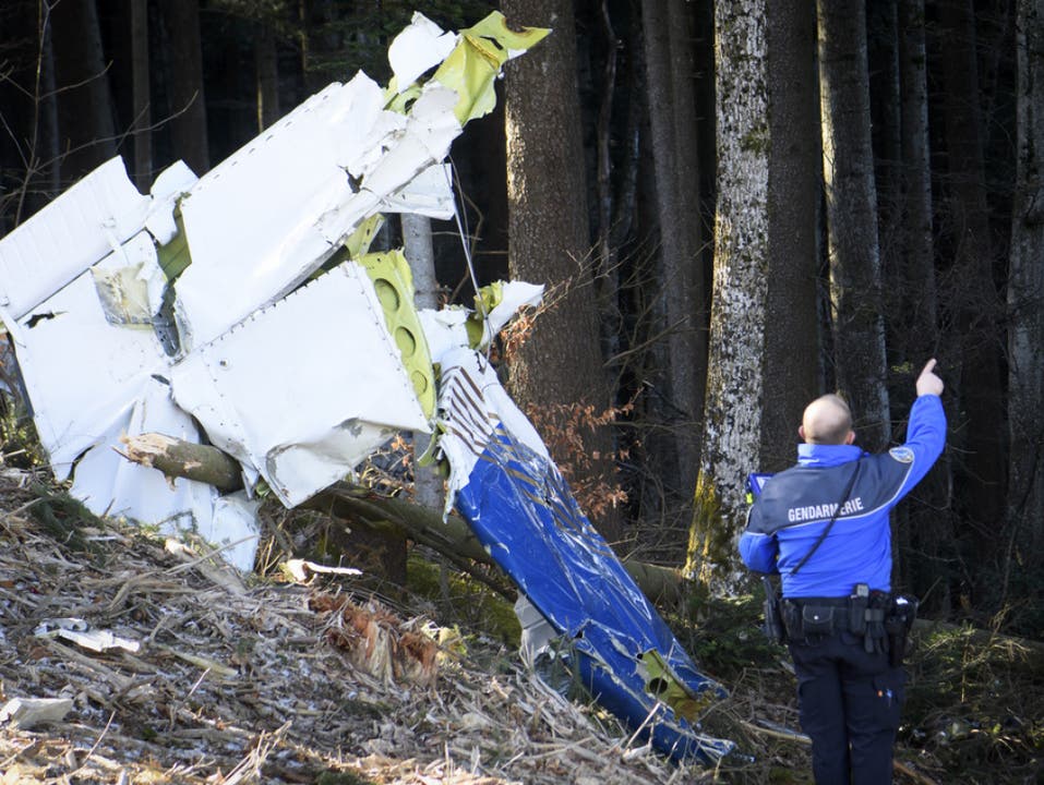 Teile des Flugzeugwracks in einem Steilhang bei St. Légier VD.