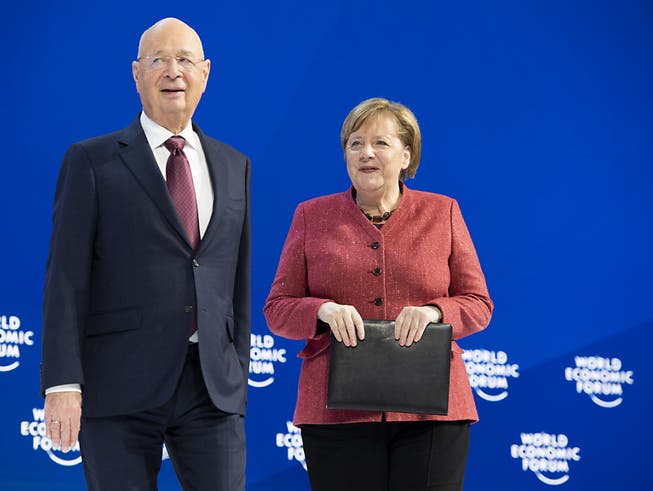 Angela Merkel mit WEF-Gründer Klaus Schwab auf der Bühne am WEF in Davos.