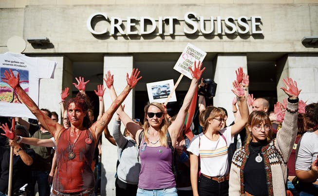 Demo vor Grossbank: Die Klimajugend prangert Investments der Banken an. 