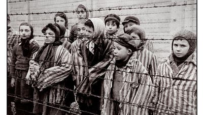 Ein Bild eines Kriegsfotografen der Roten Armee vom 27. Januar 1945 zeigt die Kinder im KZ Auschwitz-Birkenau, unter ihnen wahrscheinlich Gábor Hirsch, Fünfter von rechts. «Ganz hundertprozentig sicher bin ich mir nicht», sagt Hirsch. Es ist eine der offenen Fragen, die ihn bis heute umtreiben. (Bild: Alamy)