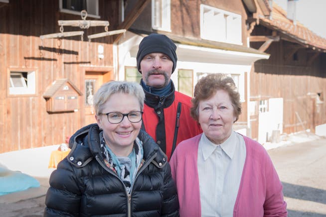 Keine Freude an neuen Vorschriften: Landwirt Urs Eberle mit seiner Frau Monika und seiner Mutter Agnes vor ihrem Hof im Weiler Risi in Engelburg.