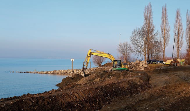 Ein Bagger hat die Gesteinsbrocken am Ufer des Hafens Hörnlibuck in Rorschacherberg bereits abgetragen. Hier soll nun ein Kiesstrand entstehen.