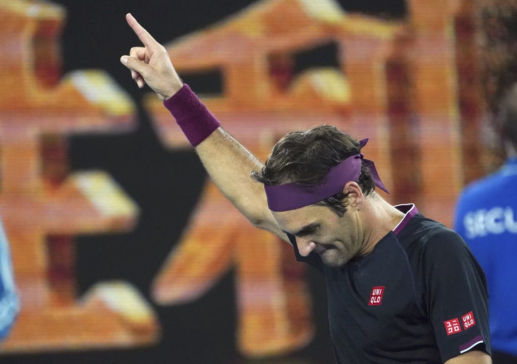 Sieger-Finger in die Höhe bei Federer.