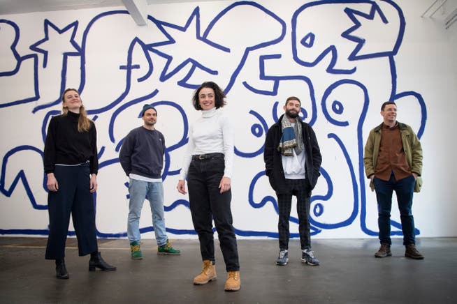 Simone Holliger, Linus Bill, Marine Julié, Simon Paccaud und Adrien Horni vor der Wandarbeit «La Nuit» (von links).