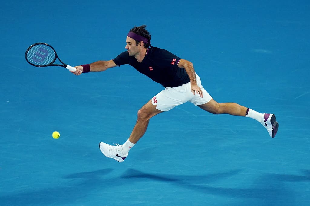 Roger Federer streckt sich.
