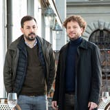 Bastian Eltschinger (links) und Samuel Vörös auf dem Balkon der Brasserie Bodu. (Bild: Manuela Jans-Koch, 17. Januar 2020)