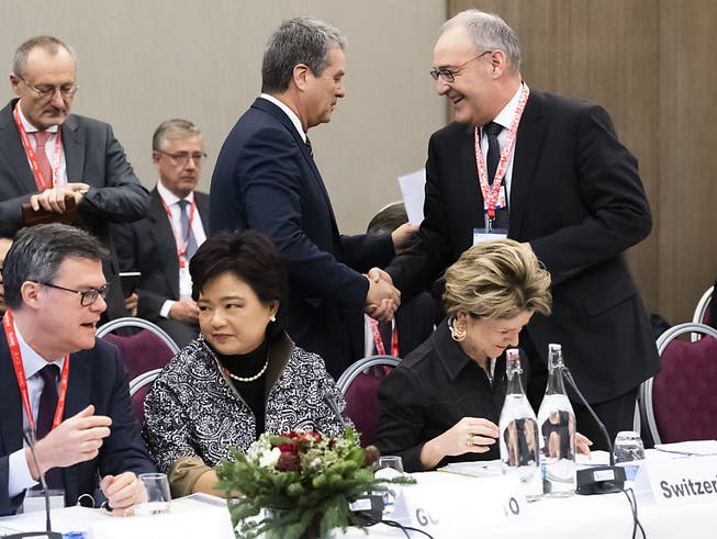 Übergangslösung für Streitschlichtung in der WTO gefunden: Bundesrat Guy Parmelin (rechts) und WTO-Generaldirektor Roberto Azevedo am WEF in Davos.