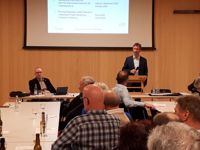 Gemeindepräsident Felix Wüst und Spezialisten informierten die Thaler Bevölkerung über ein neues Wärmeverbund-Konzept. 