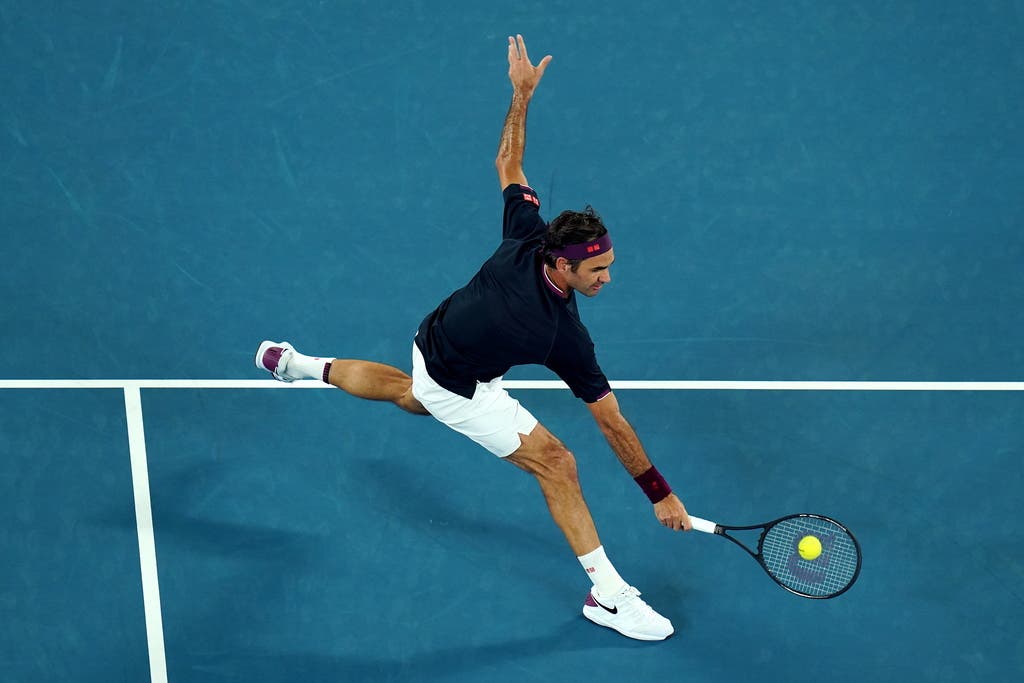 Federer greift am Netz an.