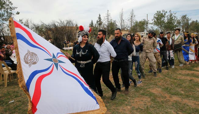 Assyrer feiern Ostern in traditioneller Kleidung und schwenken ihre Fahne. Die Kultur darf nicht in Vergessenheit geraten, sagt ein Assyrer aus Wil.