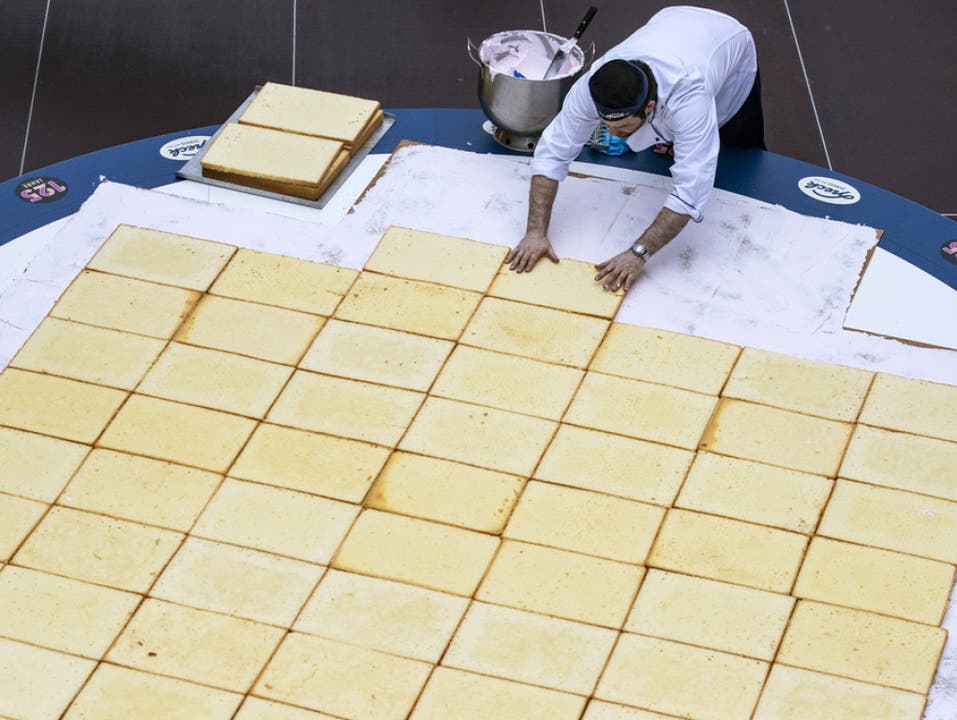 Der Boden der Torte und das Biscuit werden zusammengesetzt beim Weltrekordversuch der grössten Zuger Kirschtorte.