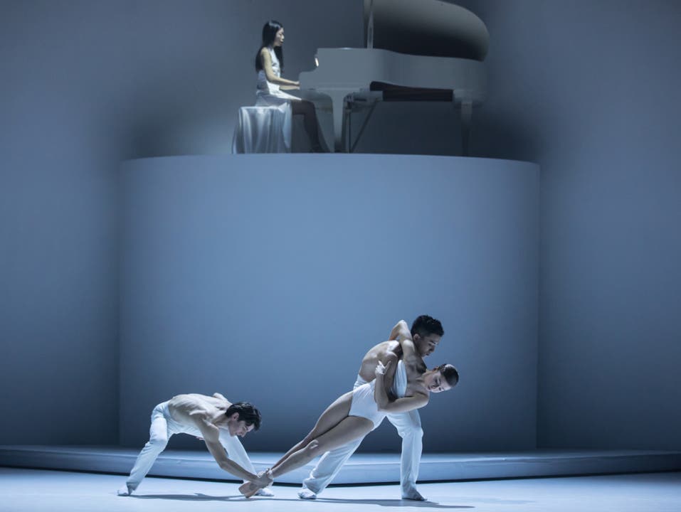 Die kanadische Pianistin Tiffany Butt begleitet den dritten Teil des Tanzstücks «Coal, Ashes an Light» von Kinsun Chan am Theater St. Gallen.
