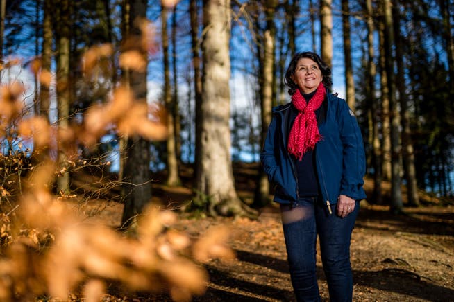 Nach einer Sitzwache tankt Sterbebegleiterin Christa Scheiwiller oft Kraft bei einem Spaziergang im Wald.