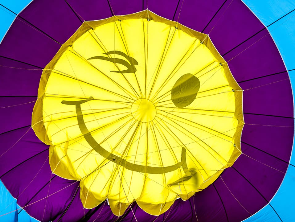 Heissluftballone in allen Formen und Farben fliegen derzeit im Waadtland durch die Lüfte.