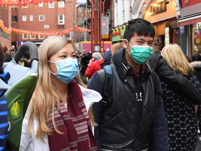 Fussgänger mit Masken in der Londoner Chinatown. In der Schweiz gibt es vorderhand keine bestätigten Infektionen mit dem neuartigen Coronavirus.