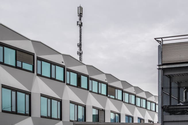 Die Antenne auf dem Dach der Universität Luzern strahlt unter anderem die umstrittene 5G-Frequenz aus. Anwohner wollen das ändern.