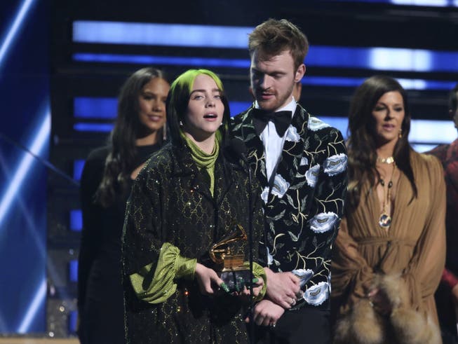 Die Popsängerin Billie Eilish hat in der Nacht auf Montag gemeinsam mit ihrem Bruder Finneas O'Connell den Grammy für den besten Song des Jahres gewonnen.
