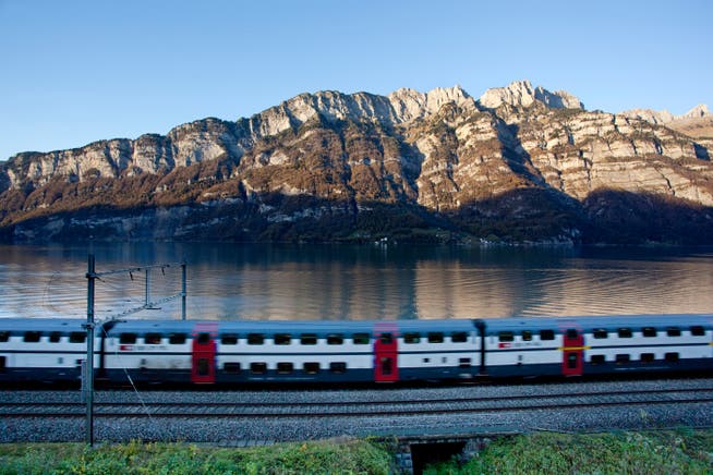 Der Intercity Zürich-Chur soll künftig in Pfäffikon halten. Von der Umsteigemöglichkeit würde der Süden des Kantons St.Gallen profitieren.  