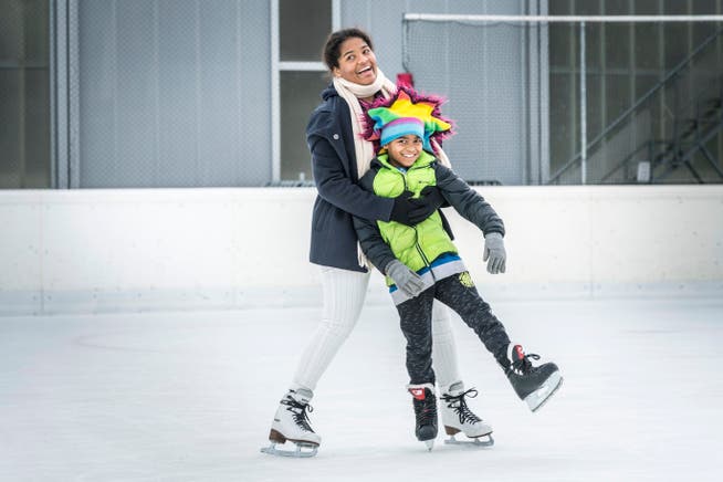 Miriam Makia und ihr Bruder Simon geniessen die Zeit auf der Eisbahn.
