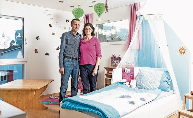 Die Pflegeeltern Patricia Capurso und Matthias Burkhardt im Zimmer eines ihrer Pflegekinder.