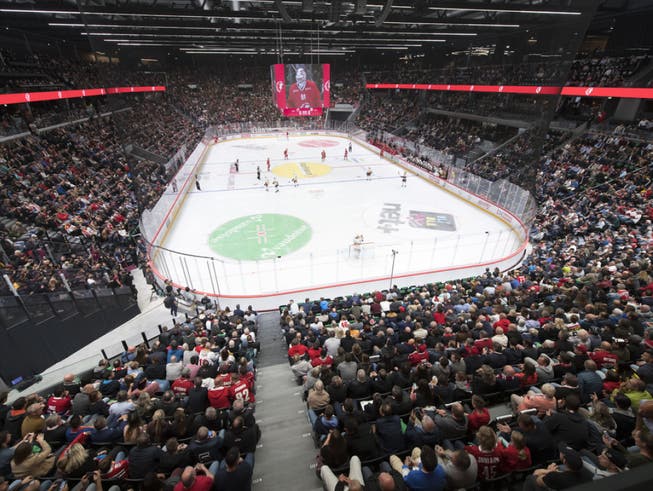 Im September fanden in der neuen Halle die ersten Eishockeyspiele statt. Das Gebäude wurde unter grossem Zeitdruck fertiggestellt.