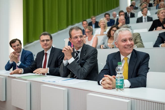 Bruno Staffelbach (rechts) bei der Eröffnung der Wirtschaftsfakultät der Universität Luzern.