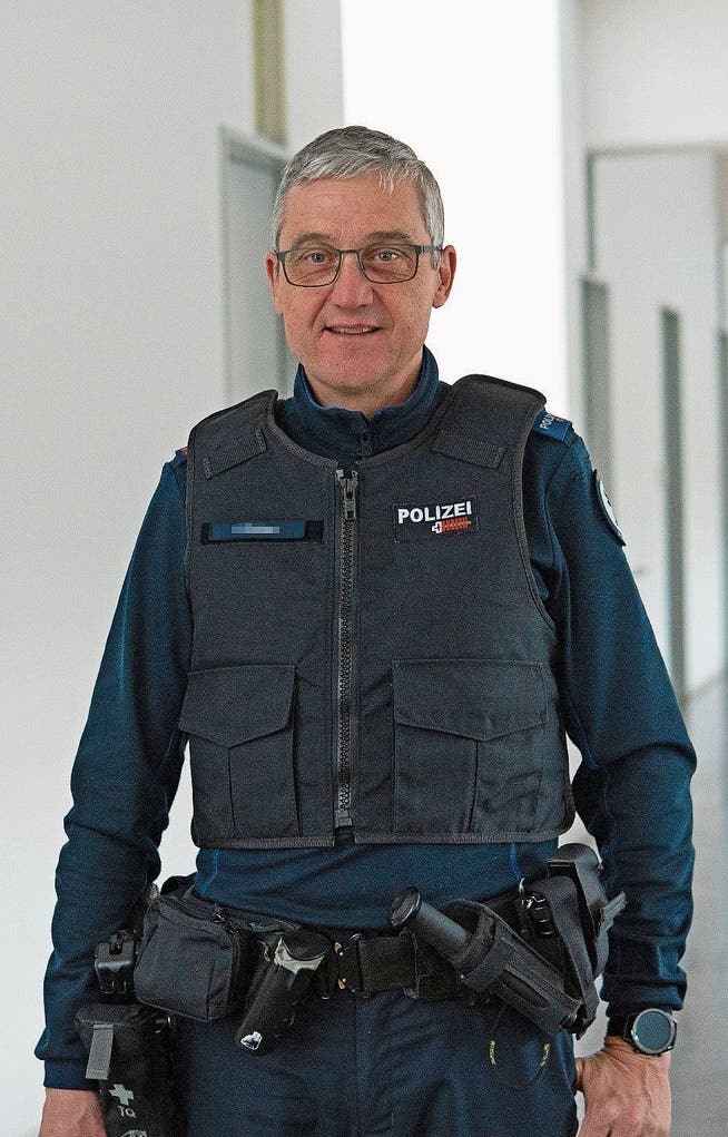 Die neue Uniform der Stadtpolizei St.Gallen mit neuer der Weste und dem Stadtbären auf dem Badge.