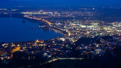 Die Stadt Zug in der Nacht. (Bild: Stefan Kaiser, Zug, 27. Januar 2020))