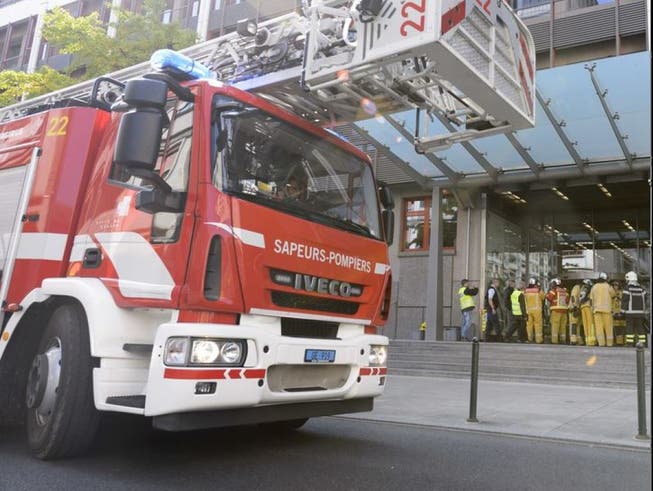 Die Feuerwehr evakuierte das vierstöckige Gebäude im Zentrum Genfs. Sie brachte 40 Anwohner in Sicherheit. Einige von ihnen wurden mit Verdacht auf Rauchvergiftungen ins Spital gebracht.
