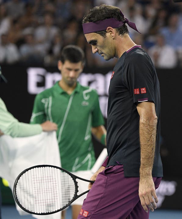 Federer verschwindet in der Kabine und wird sich wohl am angeschlagenen Oberschenkel behandeln lassen.