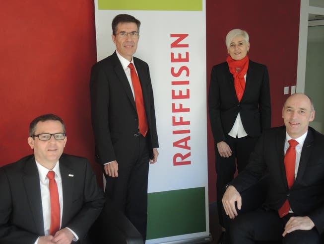 Freuen sich über die Raiffeisen-Zahlen des Geschäftsjahres 2019 (von links): Sandro Uhlmann, Bruno Schmid, Monika Göldi und Christof Ackermann.