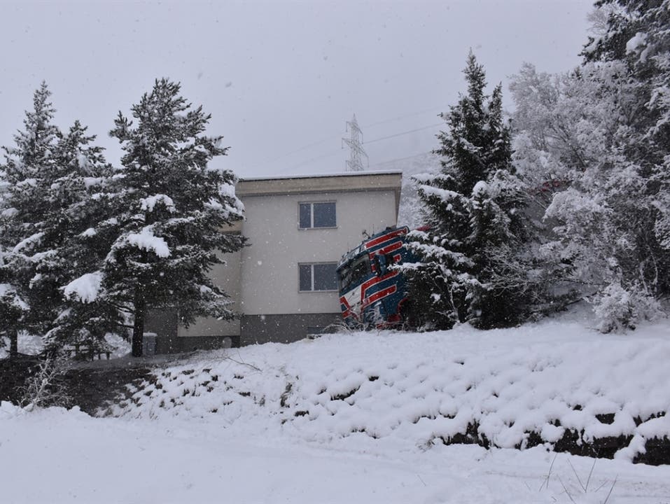 Der Sattelschlepper geriet auf der schneebedeckten Fahrbahn ins Rutschen und fuhr in das Wohnhaus.