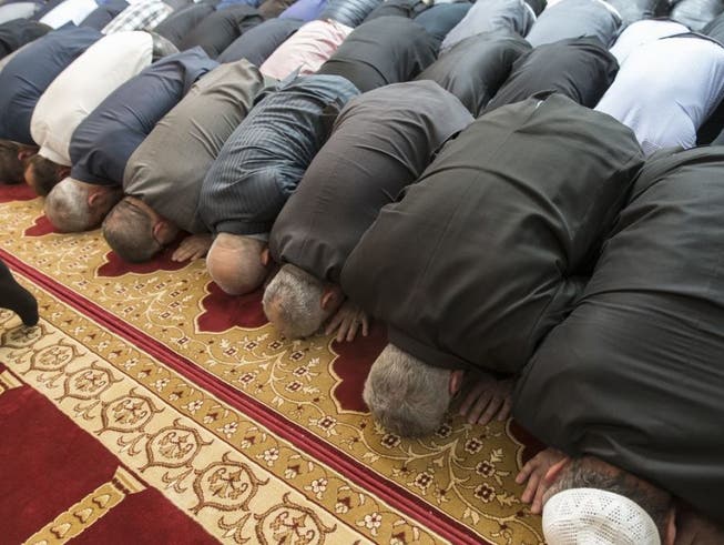 Muslime beten in der Moschee im Haus der Religionen am Europaplatz in Bern. Das Gedränge täuscht: Muslime in der Schweiz praktizieren ihre Religion gemäss einer Befragung des Bundesamts für Statistik zum Grossteil nur sporadisch.