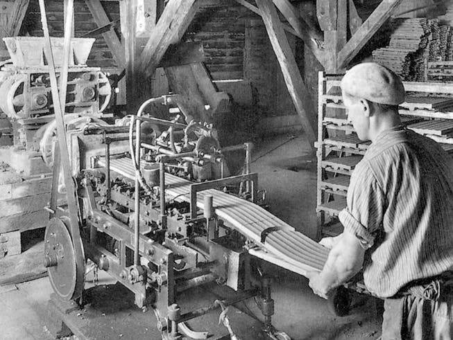 Ein Angestellter bedient die Strangpresse im Ziegelwerk Gettnau. 