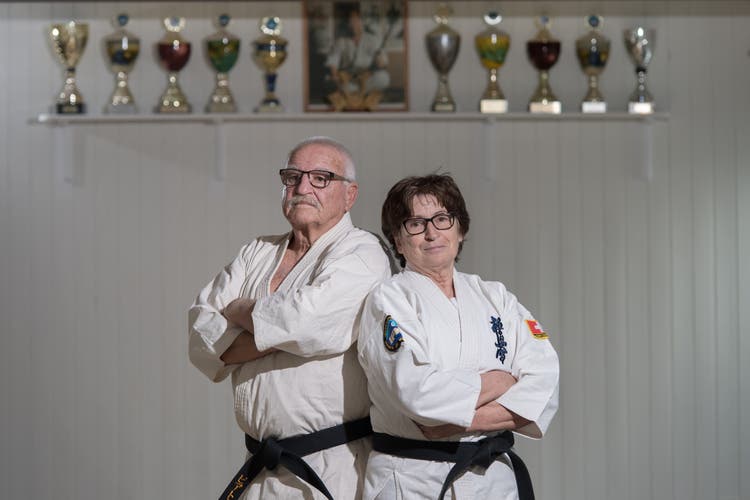 Die Shihans Ruth und Beat Näpflin im Dojo der Karateschule Kriens.