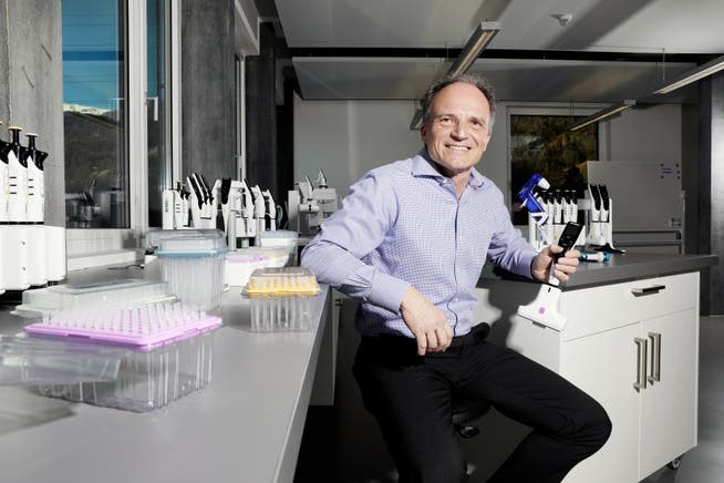 Urs Hartmann, Chef von Integra Biosciences in Zizers, hält eine elektronische Pipette in der Hand.