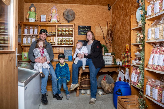 Der Betrieb Niederberger ist bereits beim Label «vom Pilatus» dabei. Philipp und Pia Niederberger mit ihren Kindern Fabienne, Martin und Ivo (v.l.) in ihrem Hofladen.