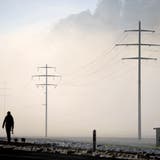Strommasten fotografiert am 03. Dezember 2013 in Ennetmoos. Strom, Elektrizität (Corinne Glanzmann (neue Nz) / Neue Nidwaldner Zeitung)