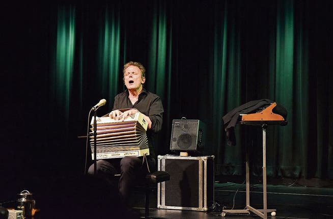 Eine gewaltige Stimme und allerlei Instrumente: Christian Zehnder im Fabriggli.