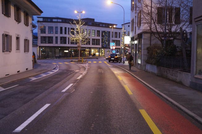 Im Kreisel Sinser-/ Luzernerstrasse in Cham passierte der Unfall.