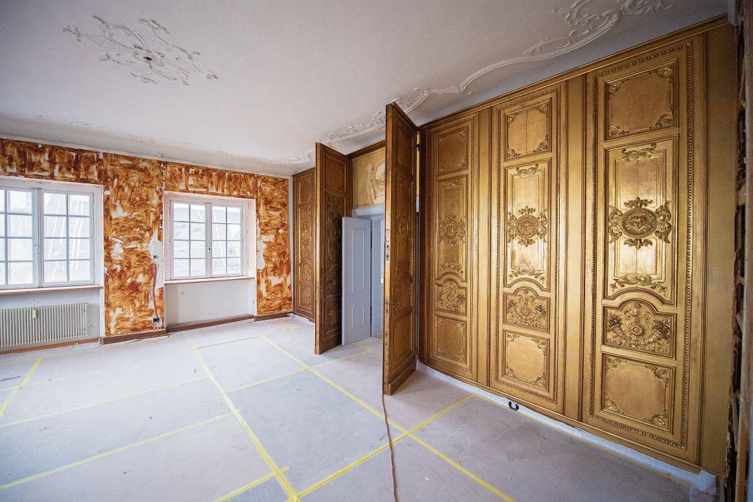 Ein Blickfang in einem der Zimmer der zweiten Etage: Die Eingangstüre ist im Versailles-Design und vergoldet.