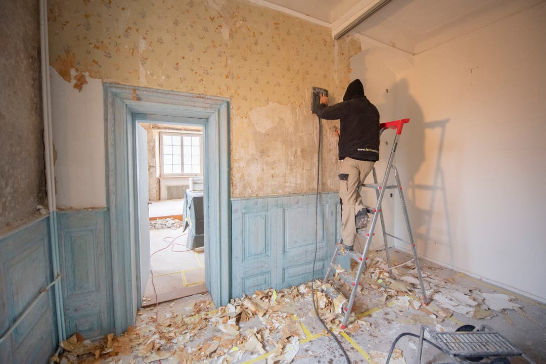 In jedem Raum fallen Arbeiten an. Derzeit werden die Wände von alten Tapeten befreit.