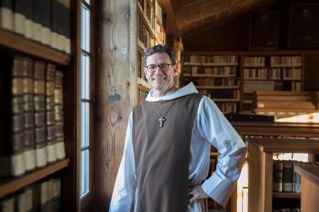 Pater Jean-Uriel Frey in der Bibliothek des ehemaligen Kapuzinerklosters in Zug.