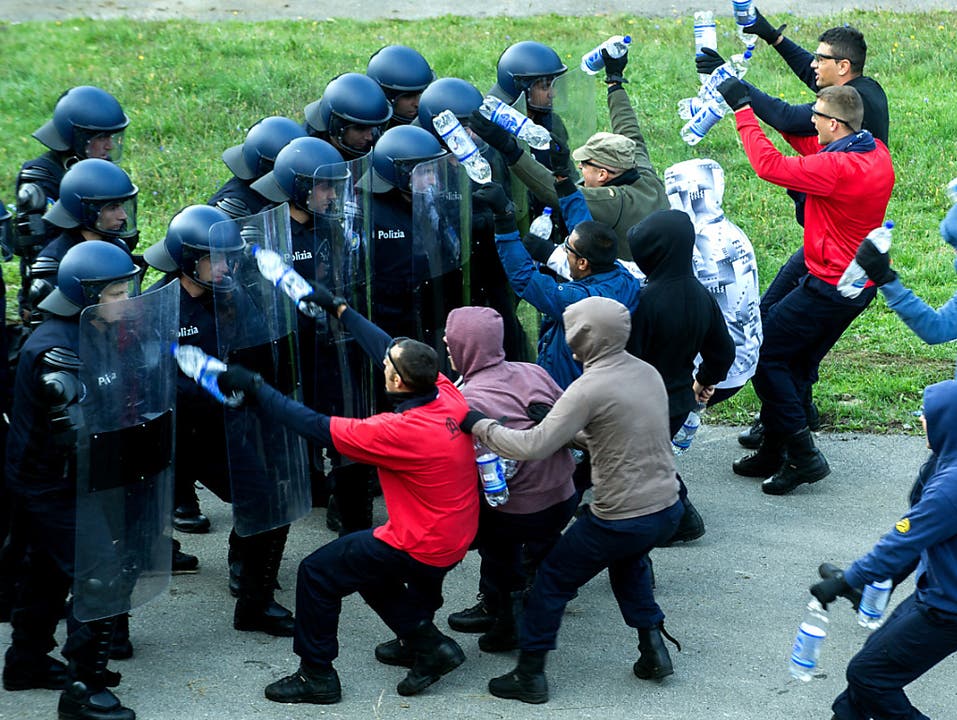 Hier nur gestellt: Polizeianwärter im Einsatz gegen eine fiktive Gruppe von Hooligans.