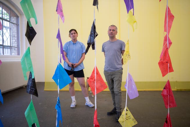 Valentina Minnig und Gernot Wieland. Im Vordergrund die Installation «Queere Flaggen», die aus Kotbeuteln für Hunde besteht. 