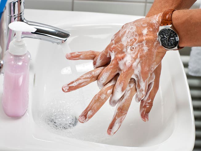 Wieso Menschen die Corona-Regeln wie häufiges Händewaschen befolgen, kann laut einer Studie mit psychologischen Motiven erklärt werden.