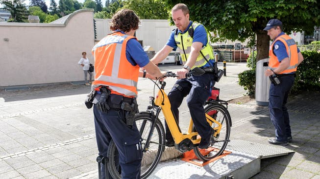 Ein Polizist gibt Vollgas, um zu prüfen, ob das E-Bike schneller fährt als erlaubt.
